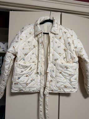 Women's no boundaries light yellow Quilted Floral Jacket